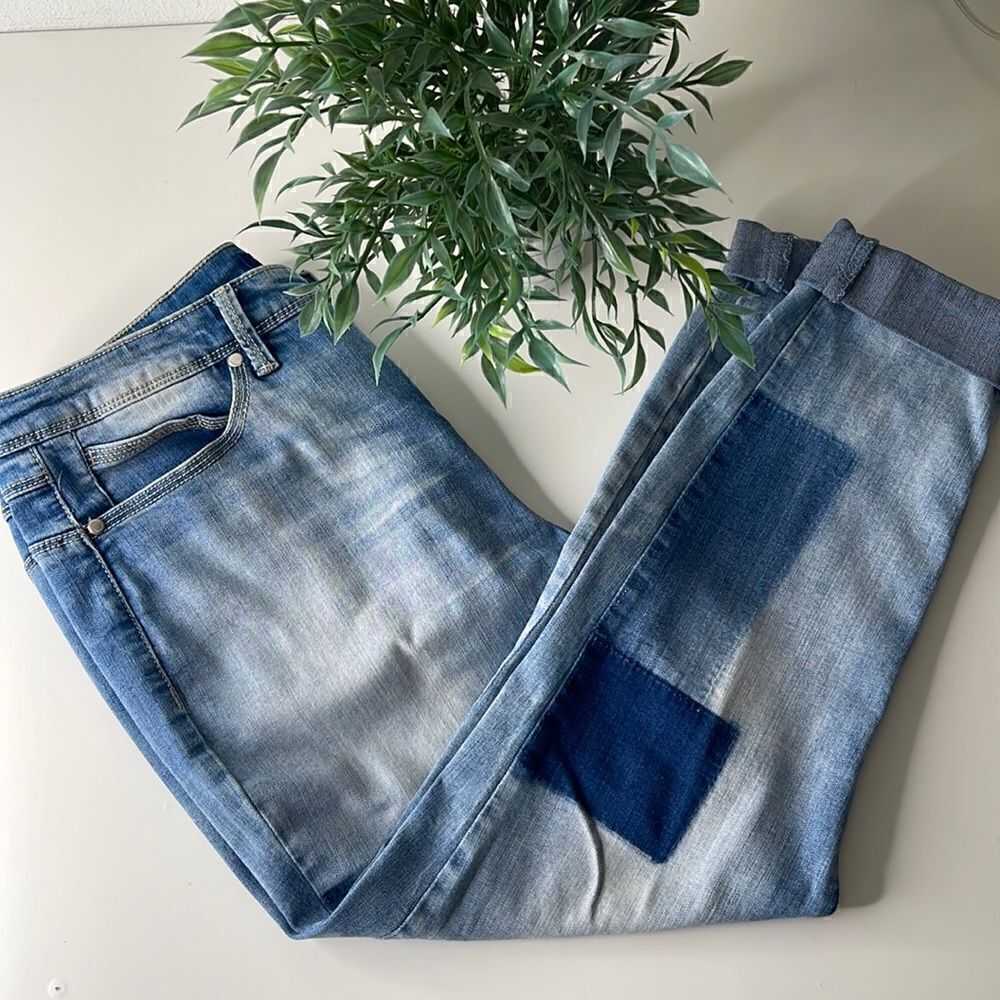 Bandolino lisbeth raw ankle hem patchwork dyed Capri jeans.  Size 10.